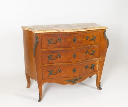 Commode en placage de bois de rose et marqueterie...
