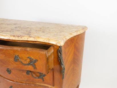 Commode en placage de bois de rose et marqueterie...