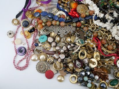 Important lot de bijoux fantaisie comprenant...