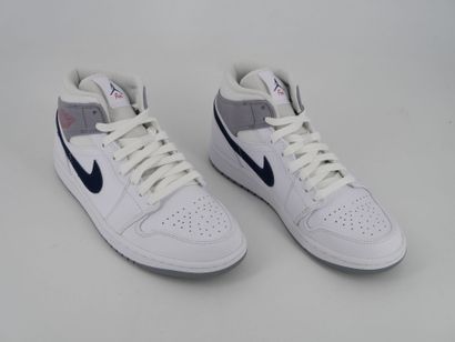 NIKE
Paire de sneakers, Air Jordan 1 Mid,...
