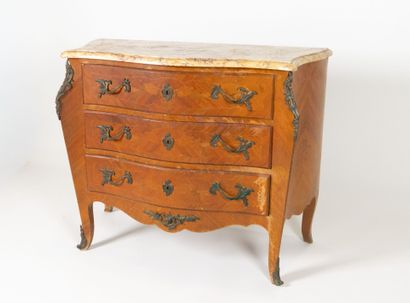Commode en placage de bois de rose et marqueterie...