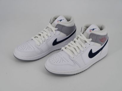 NIKE
Paire de sneakers, Air Jordan 1 Mid,...