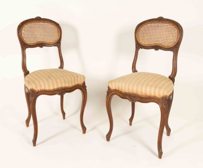 Paire de chaises en noyer mouluré et sculpté,...