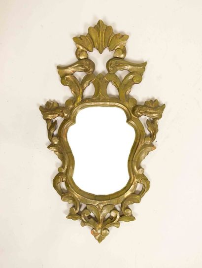 Miroir de forme lancéolée en bois sculpté,...