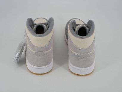 NIKE
Paire de sneakers, Air Jordan 1 Mid,...