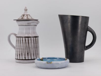 Set of three ceramics including:
- Fernand...