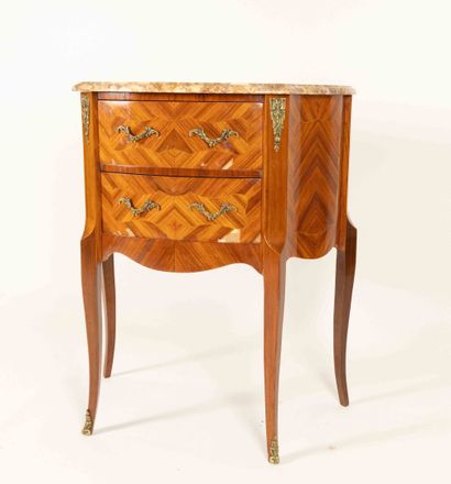 Petite commode d'entre-deux en placage de...