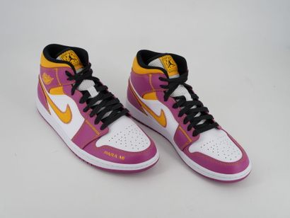 NIKE
Paire de sneakers, Air Jordan 1 Mid,...