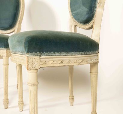 Paire de chaises en bois peint crème à dossier...