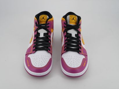 NIKE
Paire de sneakers, Air Jordan 1 Mid,...