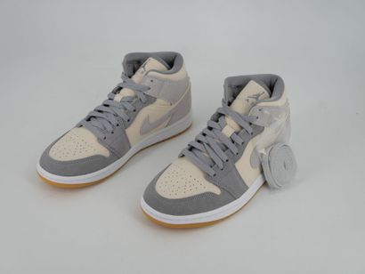NIKE
Paire de sneakers, Air Jordan 1 Mid,...
