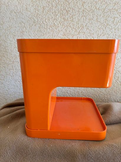 Petite table desserte en plastique orange.
Années...