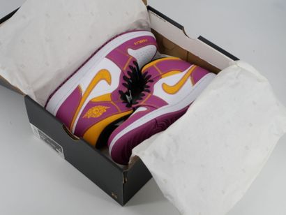 NIKE
Paire de sneakers, Air Jordan 1 Mid,...