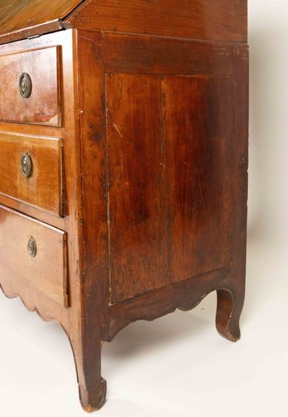 Commode scribane en bois mouluré, ouvrant...