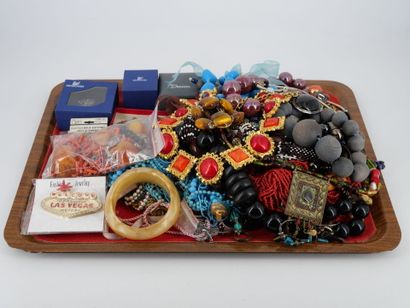 Important lot de bijoux fantaisie comprenant...