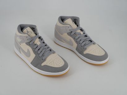 NIKE
Paire de sneakers, Air Jordan 1 Mid,...