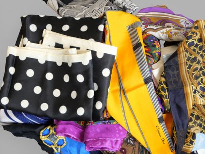 Important lot de foulards dont PATOU, LANCEL,...