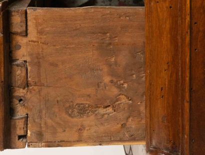 Commode en noyer mouluré et sculpté, ouvrant...