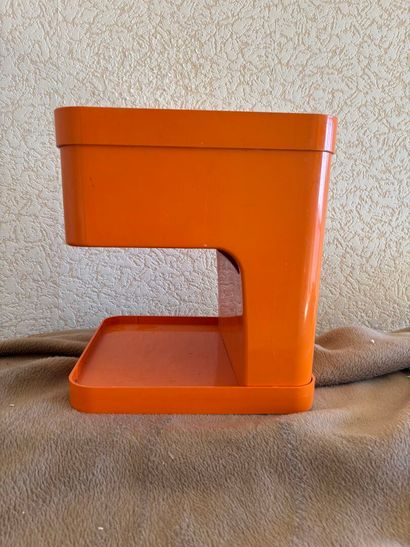 Petite table desserte en plastique orange.
Années...