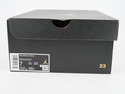 NIKE
Paire de sneakers, Air Jordan 1 Mid,...