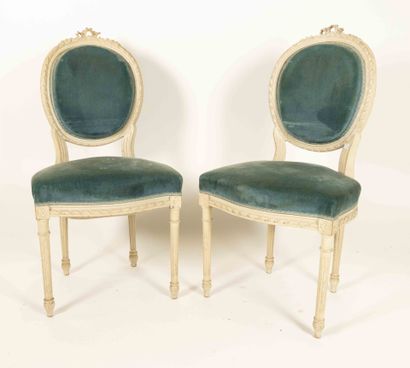 Paire de chaises en bois peint crème à dossier...