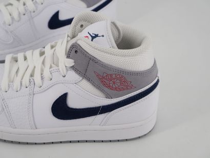 NIKE
Paire de sneakers, Air Jordan 1 Mid,...