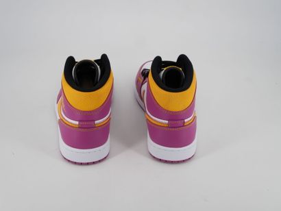 NIKE
Paire de sneakers, Air Jordan 1 Mid,...