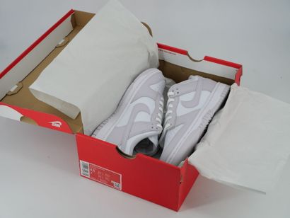 NIKE
Paire de sneakers, Dunk Low, modèle...