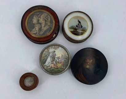 Lot de cinq BOITES circulaires couvertes,...