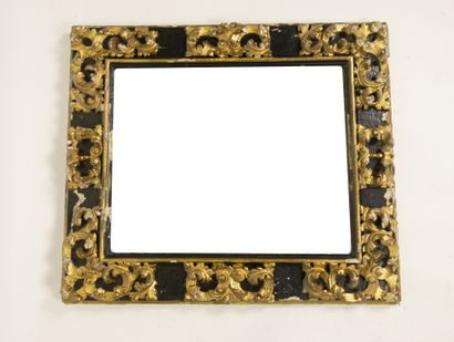 Miroir au mercure dans un cadre en bois mouluré...
