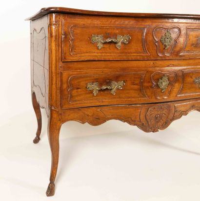Commode en noyer mouluré et sculpté, ouvrant...