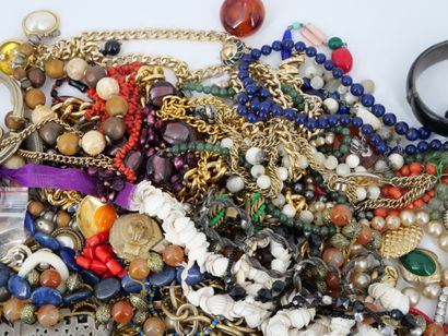 Important lot de bijoux fantaisie comprenant...