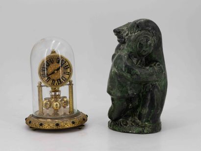 Lot de bibelots comprenant : 
- grande sculpture...