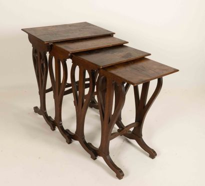 Émile GALLÉ (1846-1904)
Table gigogne à quatre...
