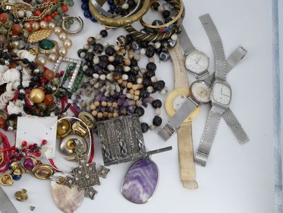 Important lot de bijoux fantaisie comprenant...