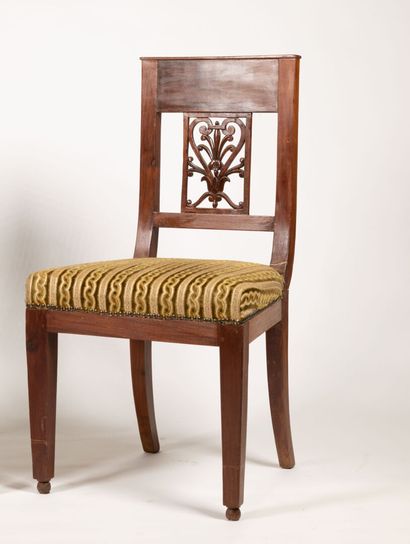 Ensemble de mobilier comprenant :
- Table...