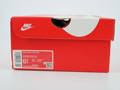 NIKE
Paire de sneakers, Dunk Low, modèle...