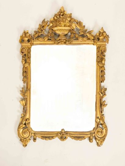 Grand miroir rectangulaire à fronton en bois...