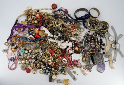 Important lot de bijoux fantaisie comprenant...