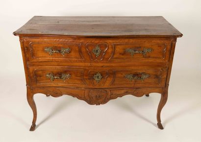 Commode en noyer mouluré et sculpté, ouvrant...