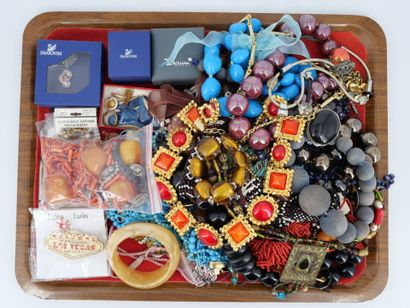 Important lot de bijoux fantaisie comprenant...