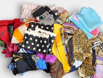 Important lot de foulards dont PATOU, LANCEL,...