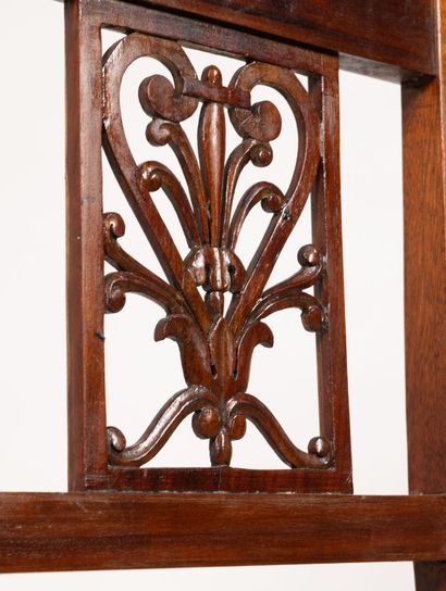 Ensemble de mobilier comprenant :
- Table...