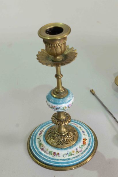 Pendule de cheminée en bronze doré et plaques...
