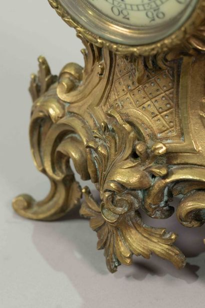 Pendule de cheminée en bronze doré à décor...