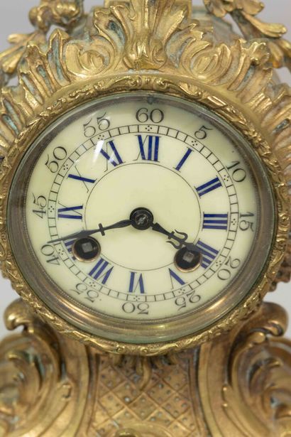 Pendule de cheminée en bronze doré à décor...