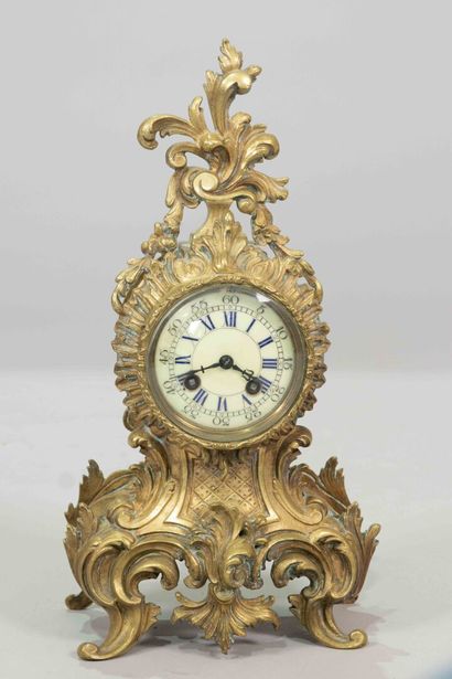 Pendule de cheminée en bronze doré à décor...