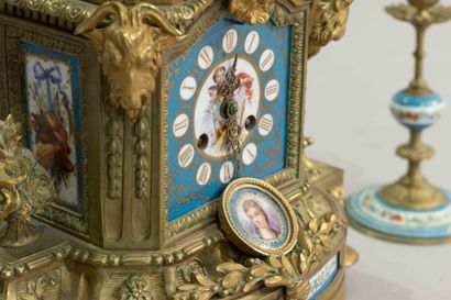 Pendule de cheminée en bronze doré et plaques...