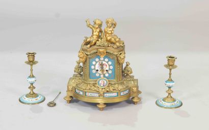 Pendule de cheminée en bronze doré et plaques...