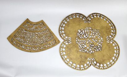 Deux plaques ajourées La première, trapézoïdale,...